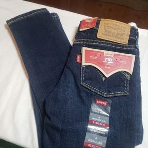 Girl Levi's super skinny jeans